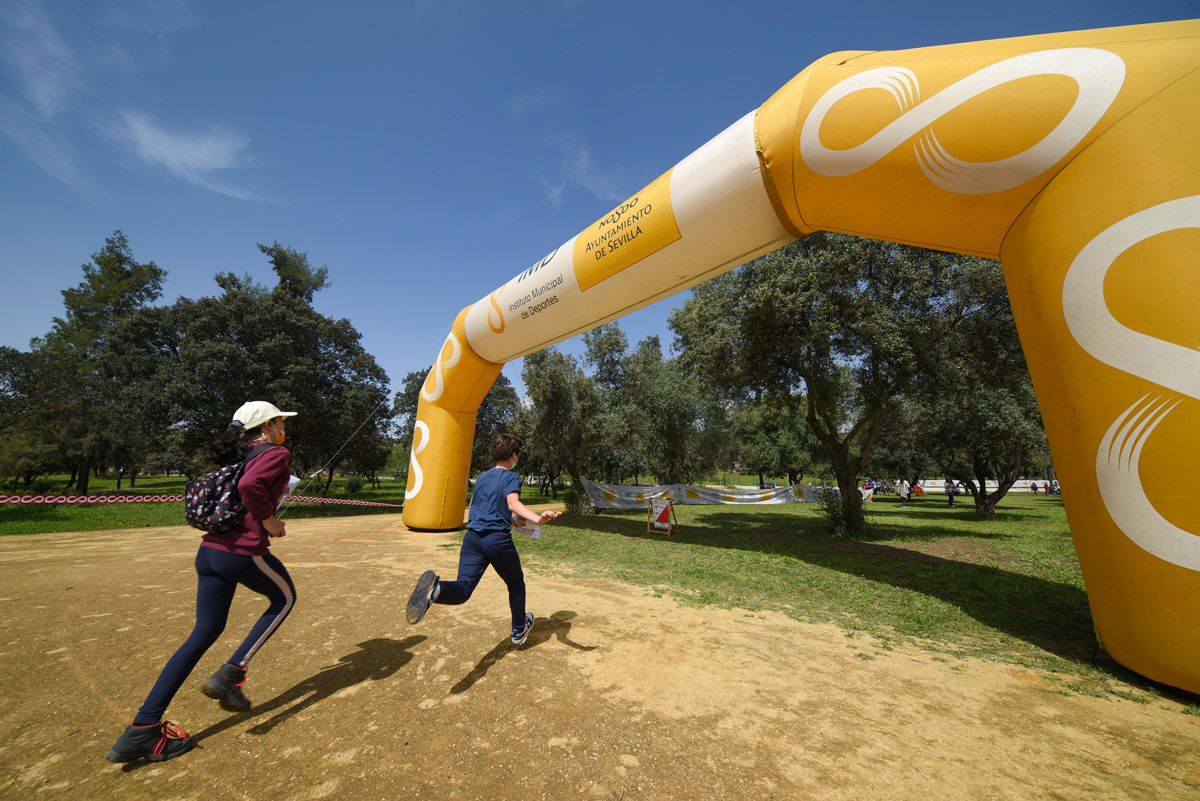 IMDSevilla's tweet photo. Si vas este sábado al Parque Amate coincidirás con la VIII Carrera de Orientación Familiar y podrás acercarte a este deporte que engancha a todo el que lo practica.
¿Te animas? 
Los amigos de @adolinces te podrán informar de cómo iniciarte en esta modalidad 😃 https://t.co/qUHmiIRi1U