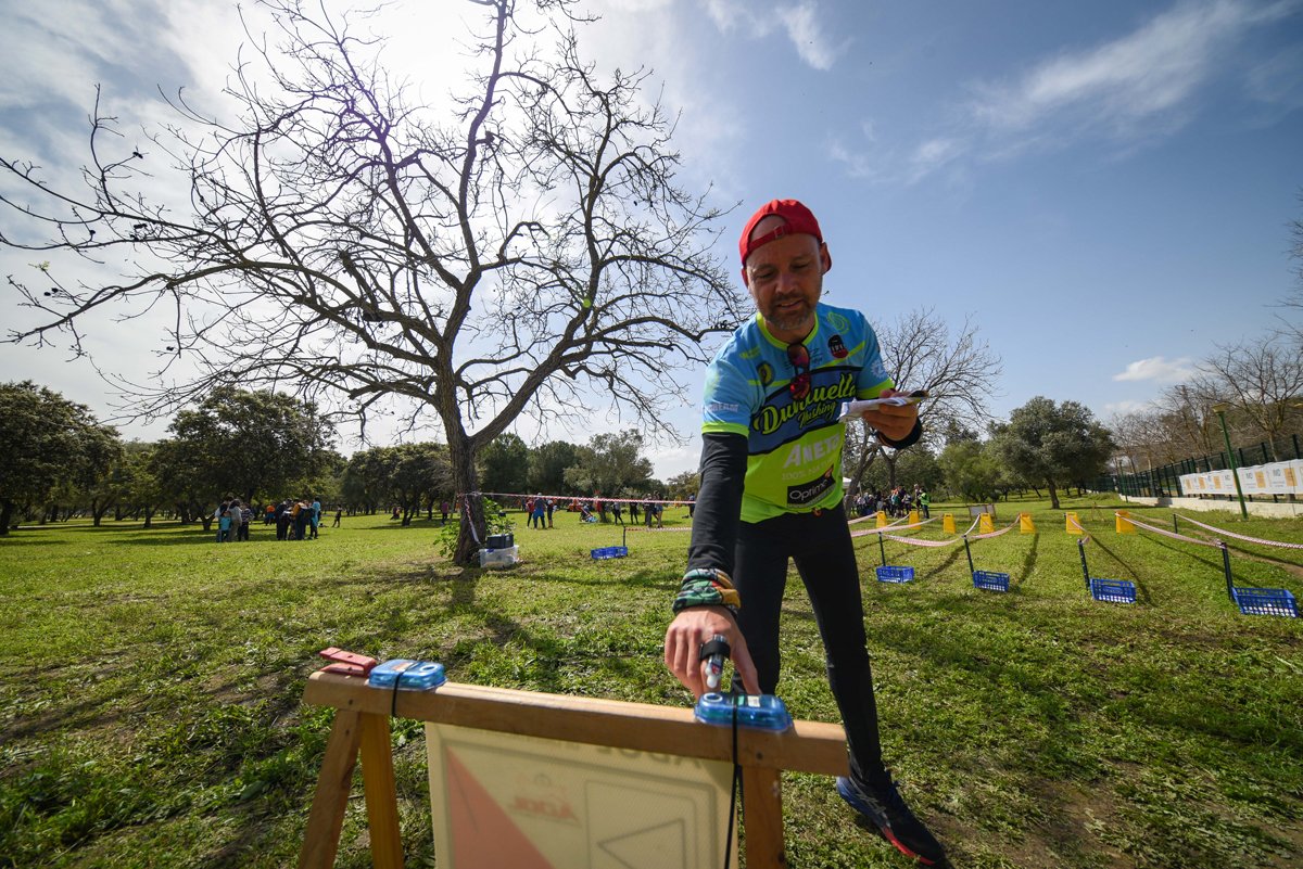 IMDSevilla's tweet photo. Si vas este sábado al Parque Amate coincidirás con la VIII Carrera de Orientación Familiar y podrás acercarte a este deporte que engancha a todo el que lo practica.
¿Te animas? 
Los amigos de @adolinces te podrán informar de cómo iniciarte en esta modalidad 😃 https://t.co/qUHmiIRi1U