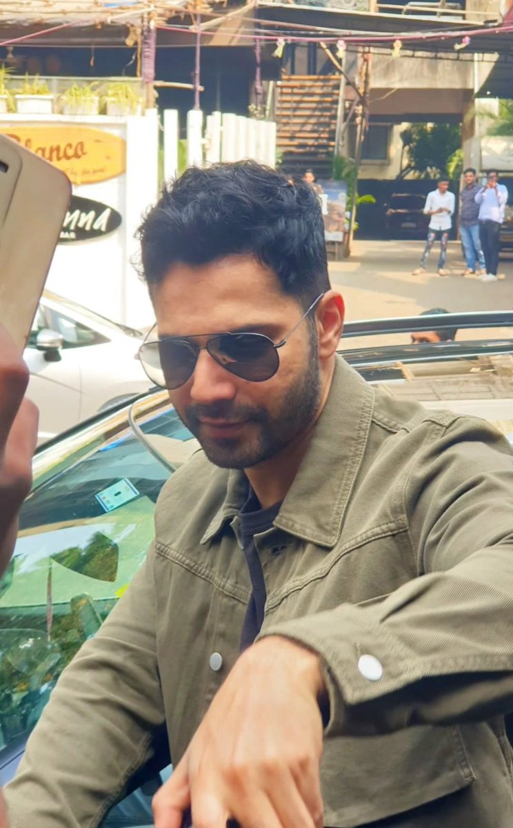 Rainberryy_'s tweet photo. What a look 🥵🔥

@Varun_dvn #VarunDhawan https://t.co/FFVw1GugwJ
