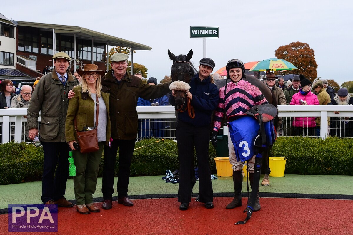 ppauk's tweet photo. 🏇 - 𝗥𝗔𝗖𝗘 𝗢𝗡𝗘 𝗪𝗜𝗡𝗡𝗘𝗥 - 🏇

Victory for Lady Gwen, ridden by Kai Lenihan and trained by @kimbaileyracing, takes the Jeremy Parsons 60th Birthday Celebration Conditional Jockeys' Handicap Hurdle @TauntonRacing 

@wmnsport @somlivesport @HiggsonHorses @WMNHorses @RacingPost @RacingTV