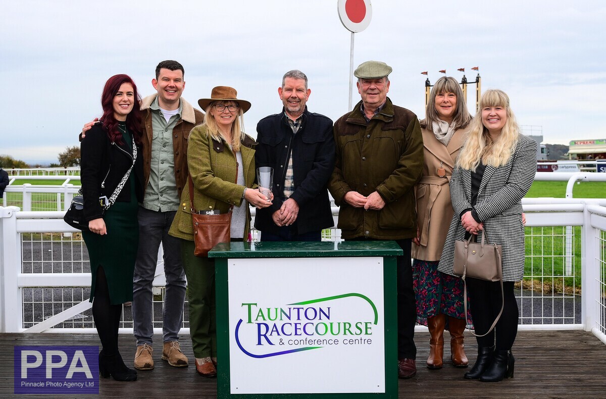 ppauk's tweet photo. 🏇 - 𝗥𝗔𝗖𝗘 𝗢𝗡𝗘 𝗪𝗜𝗡𝗡𝗘𝗥 - 🏇

Victory for Lady Gwen, ridden by Kai Lenihan and trained by @kimbaileyracing, takes the Jeremy Parsons 60th Birthday Celebration Conditional Jockeys' Handicap Hurdle @TauntonRacing 

@wmnsport @somlivesport @HiggsonHorses @WMNHorses @RacingPost @RacingTV