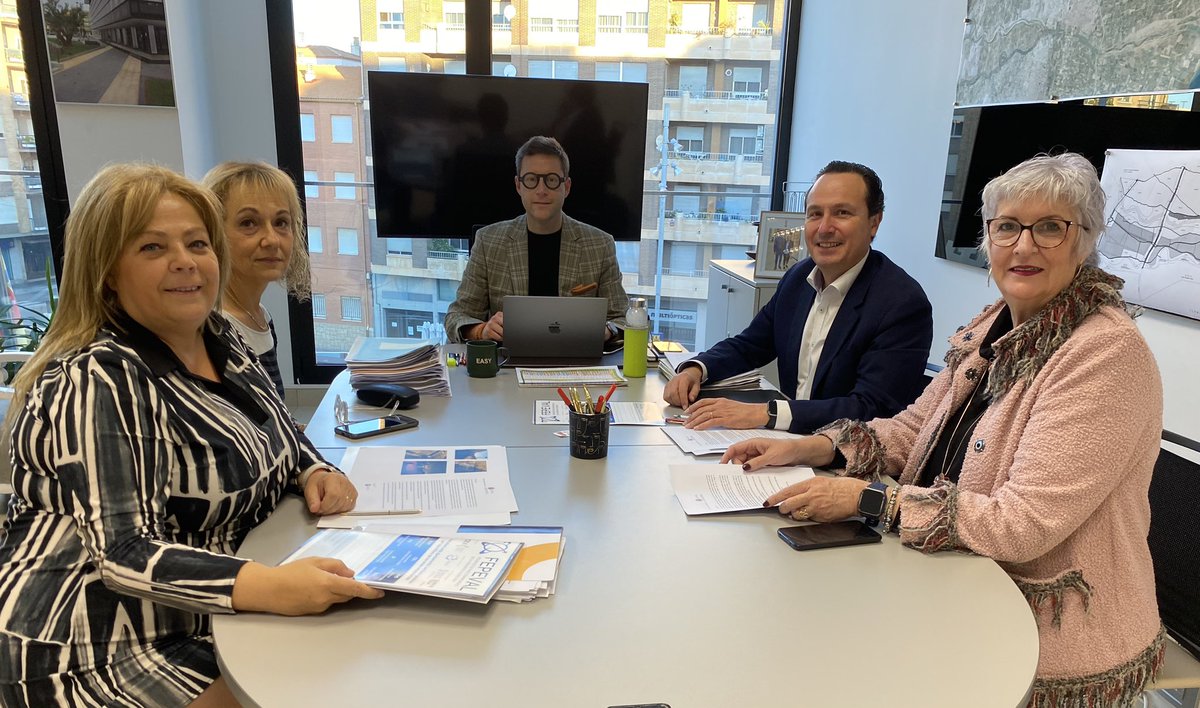 FEPEVAL's tweet photo. Reunión impulsando mejoras en parques empresariales de #Almassora en @ajalmassora con la junta directiva de la Asociación de Parques Empresariales🏭🏭de Almassora #APEAL @GVAivace @GVAinnovacion @mariatorm @NuriaMontes @felipejcarrasco @barrachinaMarta @RubenIBB @dipOportunitats https://t.co/gU2bZLc9h0