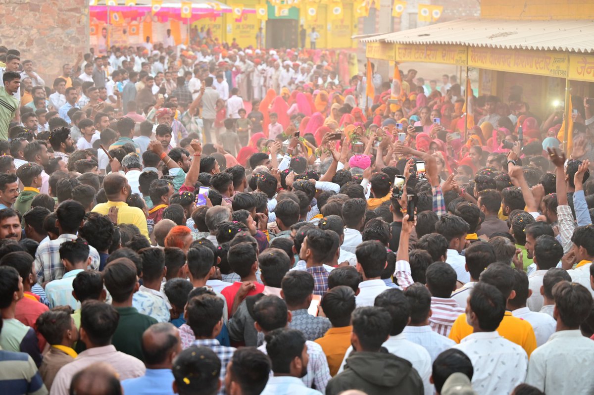 RavindraBhati__'s tweet photo. #शिव_संकल्प_यात्रा के दौरान आज #हरसाणी के सभी बुजुर्गों, माता–बहनों ने अपार स्नेह एवं आशीर्वाद बरसाया। #आपका_रविंद्र प्रत्येक शिववासी के खुशहाल एवं विकसित शिव के सपने को साकार करने के लिए अपना सर्वस्व अर्पण कर देगा। 
#चुनाव_चिन्ह_सेब🍎 #बैलेट_नं_9 
#सुख_के_दिन_आने_वाले_है https://t.co/tqOF9oNe6Y