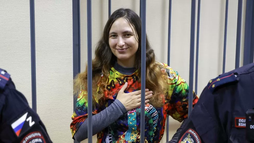Soeben wurde die russische Künstlerin Sascha Skotschilenko zu drakonischen sieben Jahren Haft verurteilt – weil sie Preisschilder im Supermarkt mit Infos über den Krieg gegen die Ukraine ausgetauscht hat. Hier ihre eindrückliche Rede vor Gericht: telegra.ph/O-da-zhizn-11-…