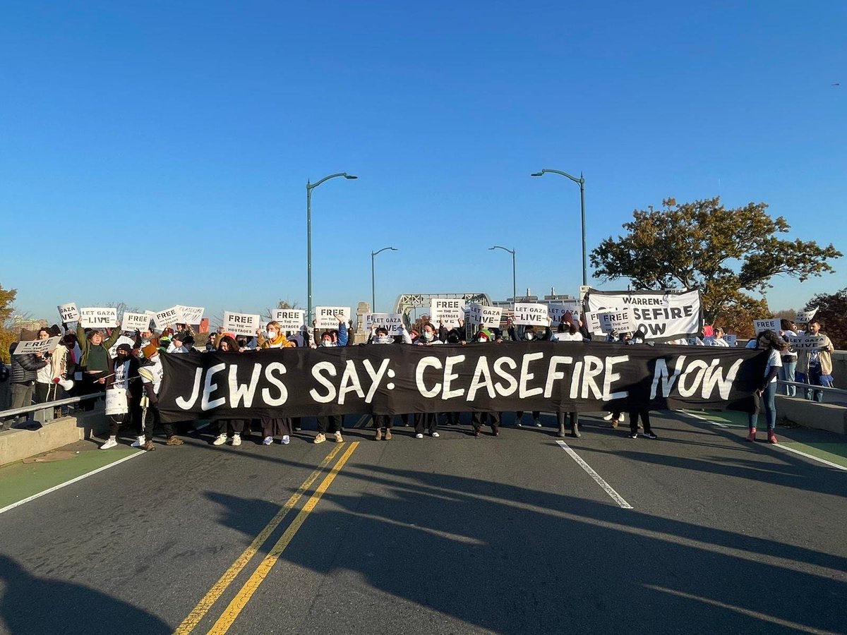 BREAKING: #JewsForCeasefire in Boston are sitting-in on the BU Bridge, begging our politicians to demand a ceasefire NOW. Every day of war means more death, more starvation, more children losing limbs, more babies becoming orphans It is unbearable, our souls cry out against it.