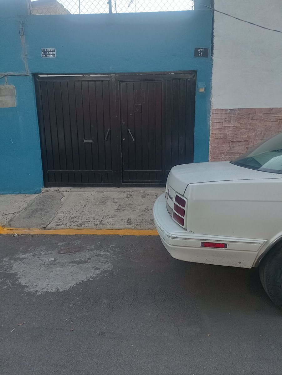 Teylov's tweet photo. @atencion_cdmx  invade la puerta de mi entrada y la de el queda libre esto es diario. https://t.co/xEG4IRmRB3