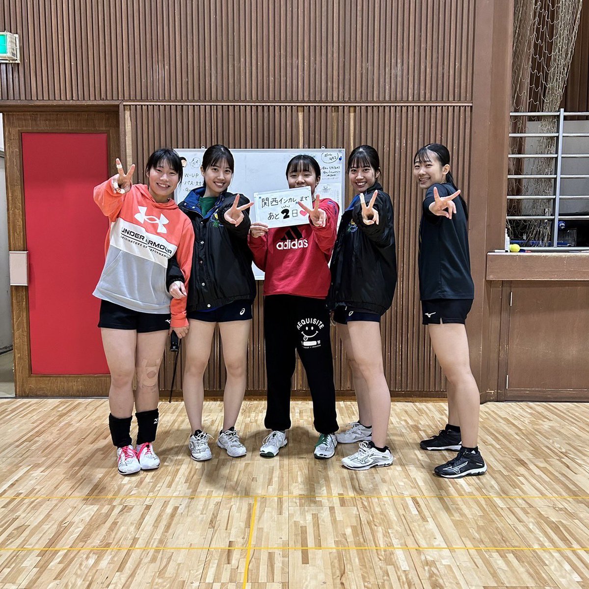 kinran00's tweet photo. 11.16（木）

関西インカレまであと2日！🔥
今日は九州出身の5人組です！
全日本インカレに繋がるいい試合にしていきたいと思っています！最高のパフォーマンスをお届けできるように頑張ります！🤝✨応援よろしくお願いします！

 #千里金蘭大学バレーボール部
 #関西学連 https://t.co/1Ejc5Ql3Ed