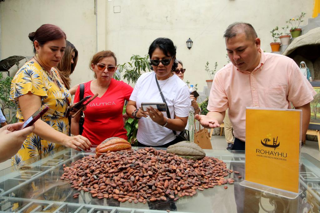 Llevamos a los expositores del XVI Foro Interamericano de Ceremonial, a visitar puntos turísticos en Guayaquil. Desde @EcuAndinoHats, donde conocieron el proceso del sombrero de paja toquilla, hasta <a href="/BombonesRohayhu/">Chocolatería Rohayhu</a>, donde vivieron la experiencia de la fabricación del chocolate!