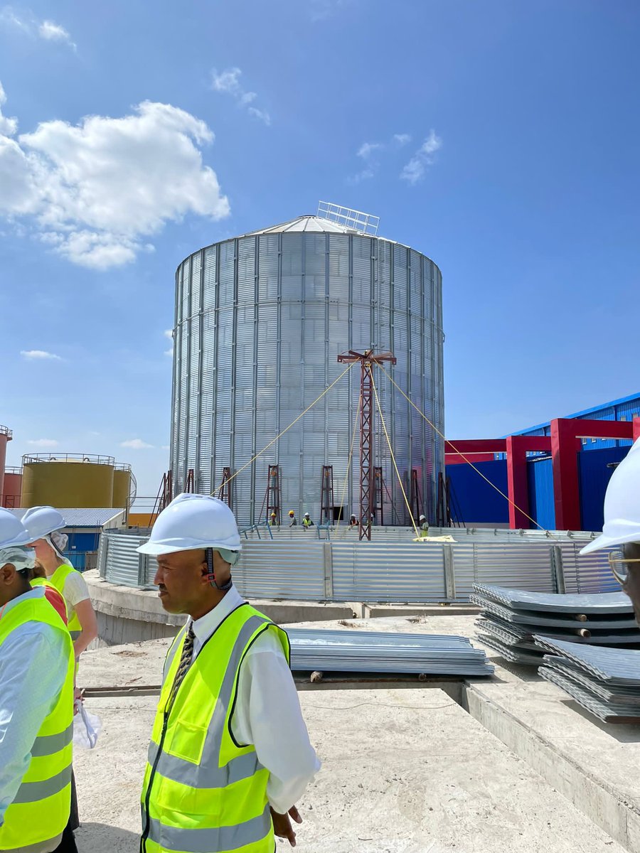 NorwayinAddis's tweet photo. Today the Emb visited 🇳🇴’s investment of USD $11mil through @Norfund in Samanu’s 🧼soap &amp;🛢️edible oil factory. The aim is to engage in the entire value chain, increasing local production in 🌻sunflower, creating jobs &amp; providing income for smallholder farmers👨‍🌾. @MoA_Ethiopia https://t.co/XiLu81sVyU