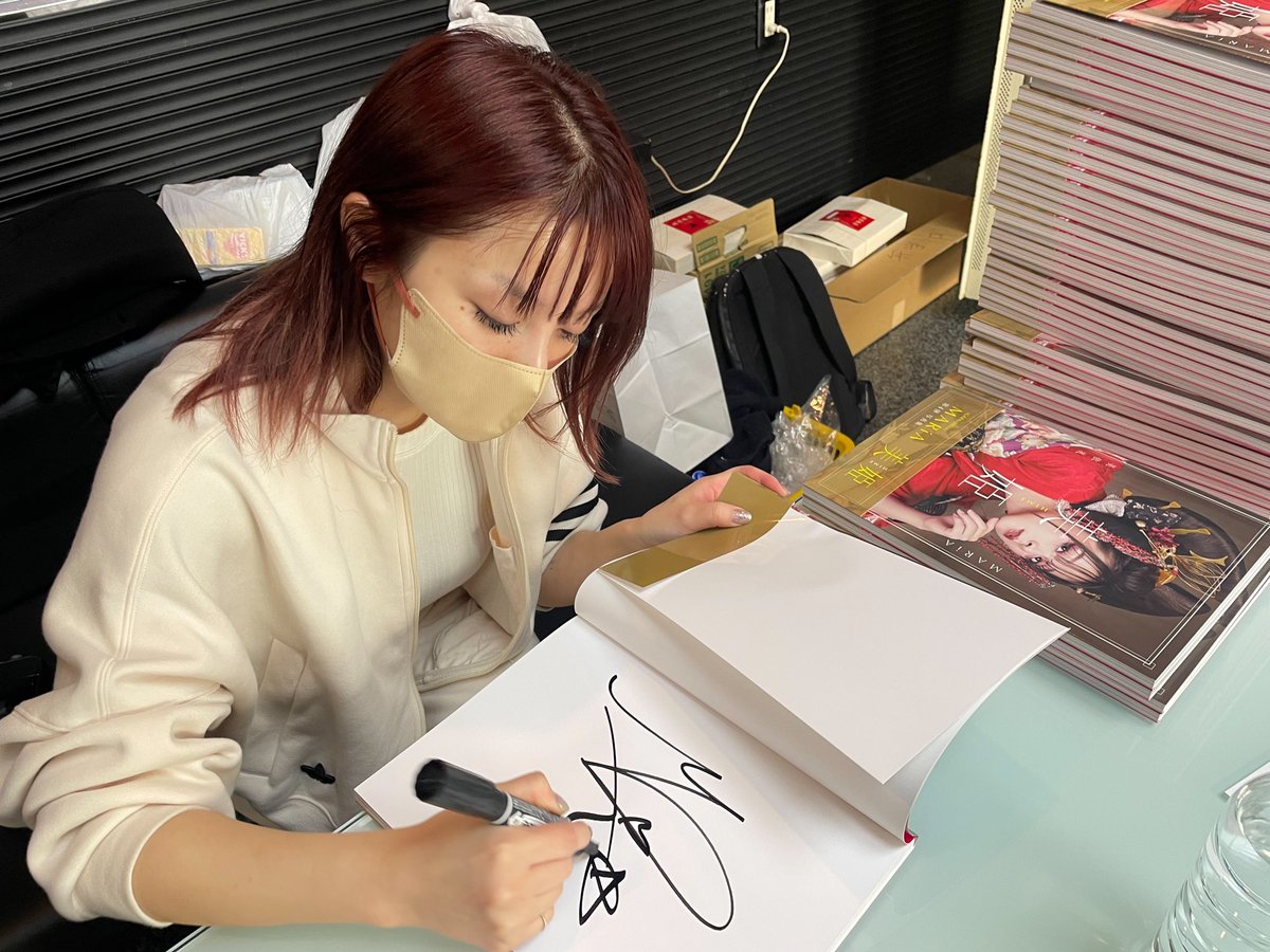 MARiA_GRND's tweet photo. 今日はリハからのー！
写真集にサインを、、たっくさん
かきかきしました！

発表お待たせしちゃっていてごめんね🙇‍♀️

もうすぐ！！！すぐ！！！（というか明日！）発表になるので詳細はもうちょっとだけお待ちくださいね🥺🥺🥺✨🙏 https://t.co/DA9UTQxqDF