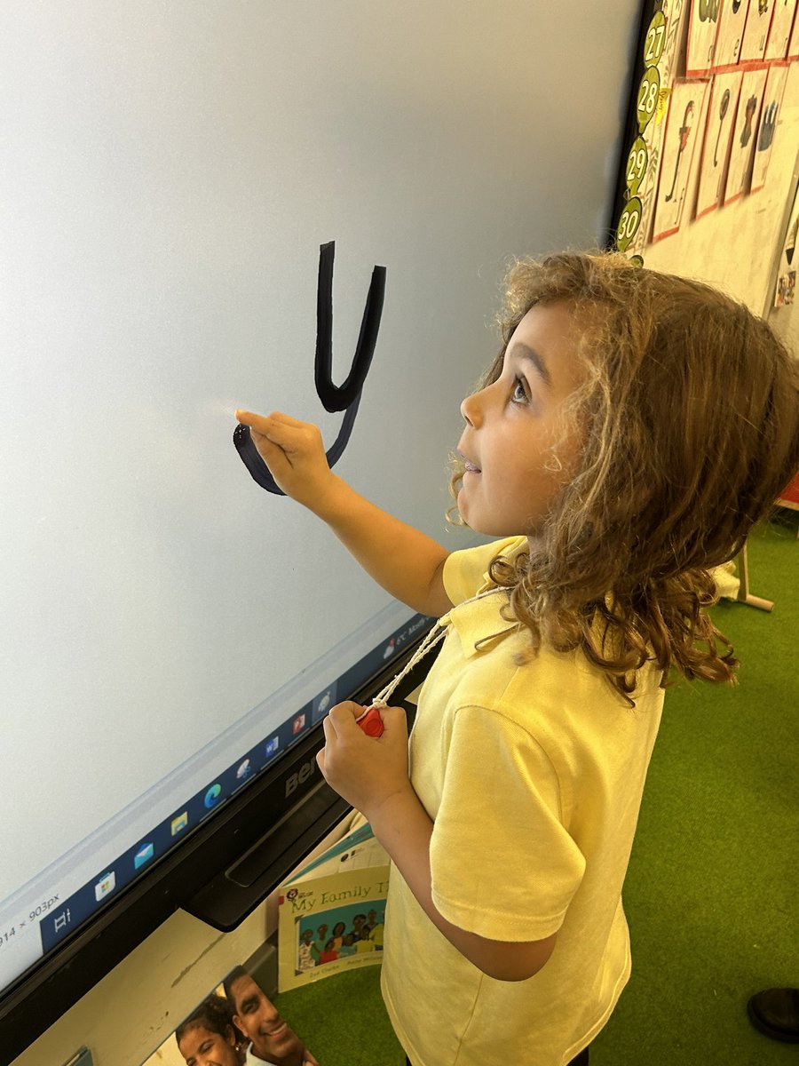EastfieldPSHull's tweet image. FWK have been perfecting their formation of the y grapheme today! The children blended to read CVC words including the ‘y’ phoneme and were keen to get the chalks outside to keep practising 💕👏 #epsphonics #epsread @LettersSounds