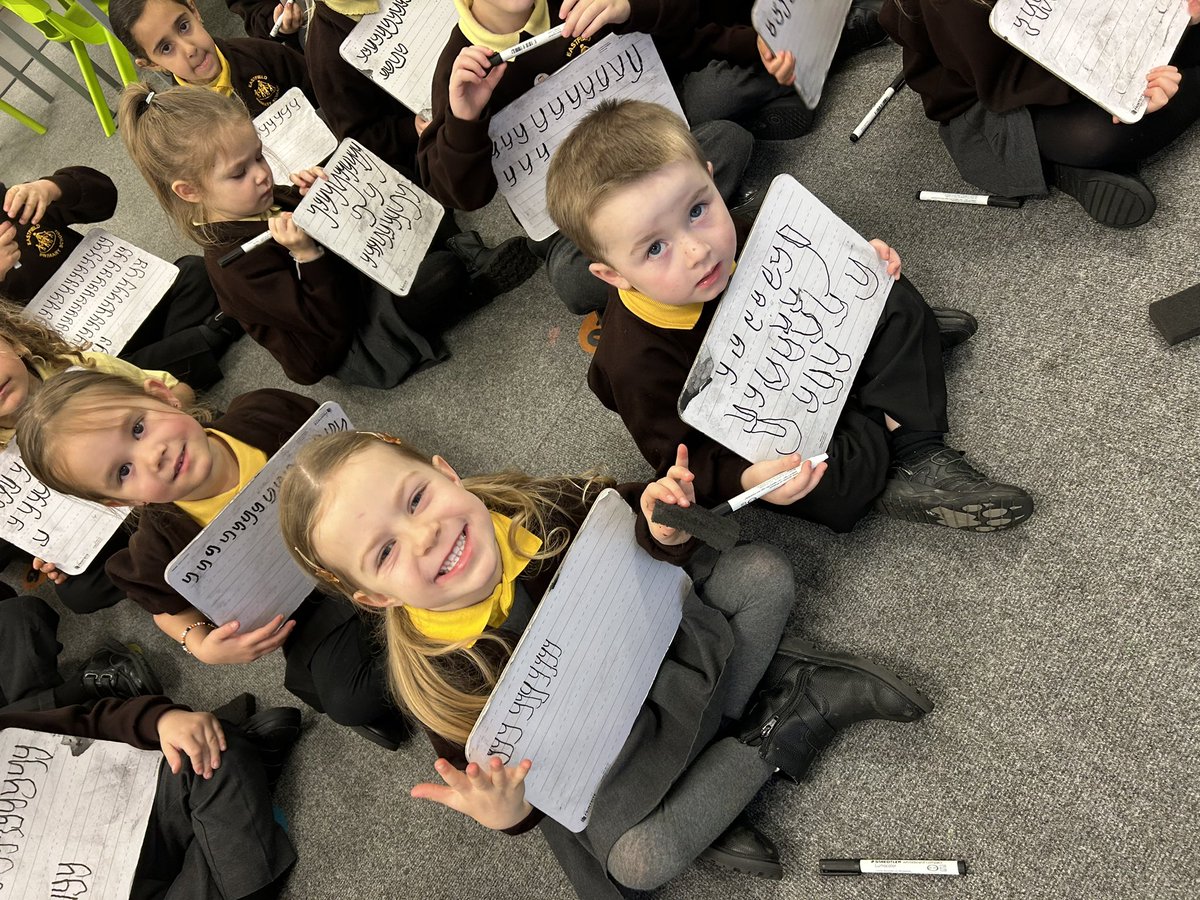 EastfieldPSHull's tweet image. FWK have been perfecting their formation of the y grapheme today! The children blended to read CVC words including the ‘y’ phoneme and were keen to get the chalks outside to keep practising 💕👏 #epsphonics #epsread @LettersSounds
