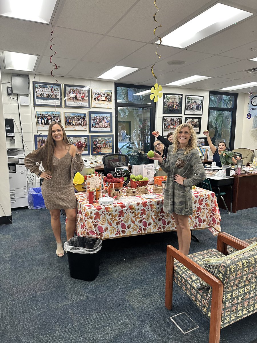 Turkey bowling and an apple bar (thanks to one of our amazing parents) for our teachers this morning! 🦃🎳🍎#turkeybowling #anappleaday #worldsbestteachers #worldsbestparents <a href="/SDHCMagnet/">HCPS Magnet Schools and Programs</a>