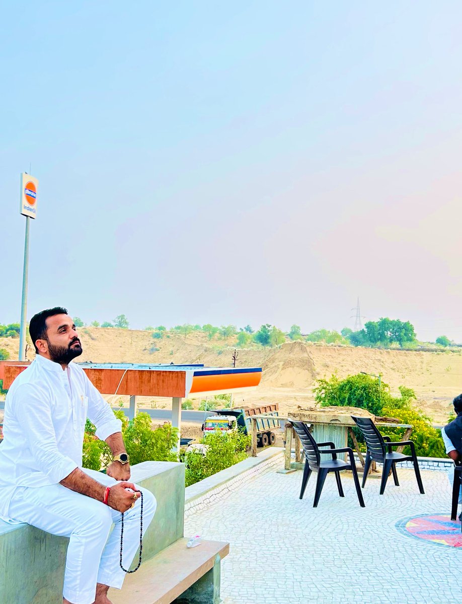 narendra_a4f's tweet photo. सत्ता प्राप्ति का मार्ग मठ मंदिरों से गुजरेगा … 
हरि ओम् https://t.co/66VFf8TK3s