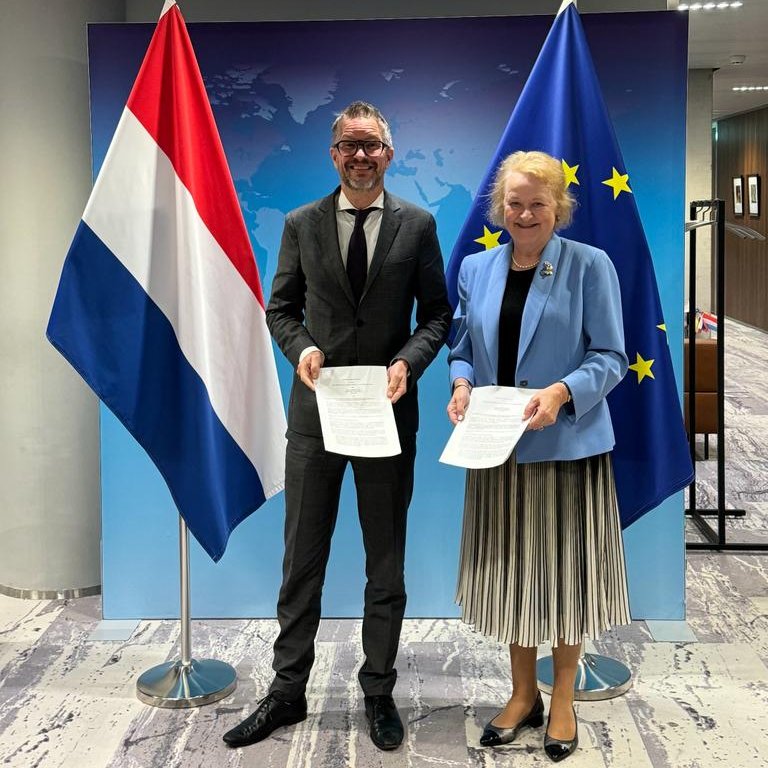 A pleasure to meet @MarkZellenrath, Director for Human Rights & Multilateral Orgs @DutchMFA & to sign a new agreement to strengthen cooperation in Ukraine. @IDLO @TMCAsser @CILC_TheHague @NHC_nl