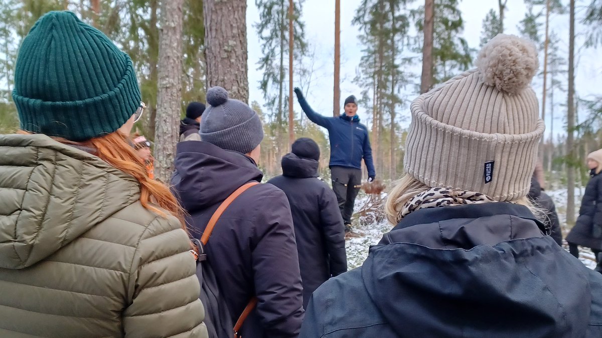 MetsayhdistysRy's tweet photo. Aina kannattaa lähteä metsään. Tänään otettiin mukaan parikymmentä journalistia tutustumaan metsänhoitoon ja myös puurakentamiseen ja sahaan. Kiitos matkan mahdollistamisesta kumppanit ja Metsämiesten Säätiö. https://t.co/6UGg4ukGZi
