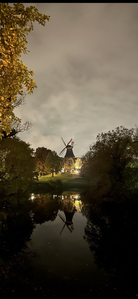 stationspark10's tweet photo. #bremen 11-11-2023. Beetje een Johannes Vermeer. #Deutschland #Germany #maler #nicecity #molen https://t.co/fXOvi6IzXj