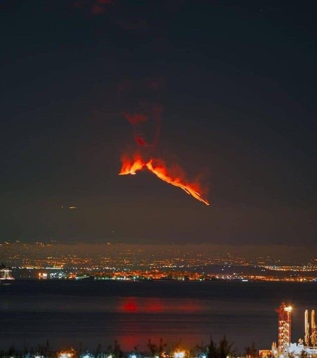 InformaCosmos's tweet photo. Volcán Etna iluminando los cielos de Sicilia. 📸 https://t.co/ihebt07n1d
