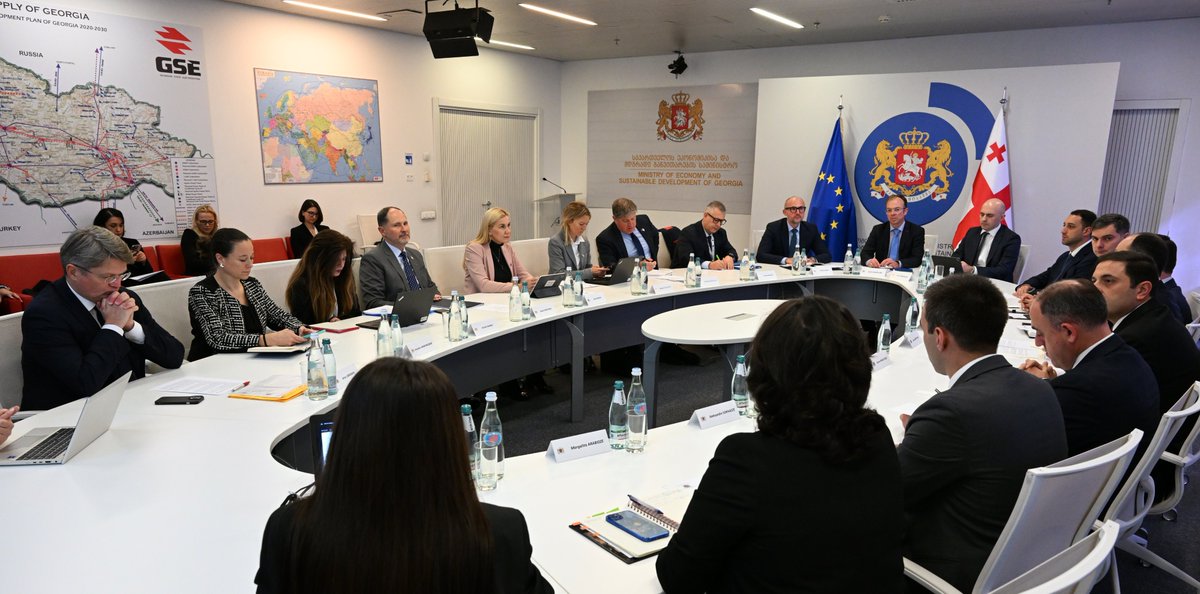 KadriSimson's tweet photo. Gamarjoba, Georgia🇬🇪!

One week ago, the @EU_Commission recommended to grant #Georgia the status of candidate to join the #EU.

Today, we held the first EU🇪🇺-🇬🇪Georgia High-Level Energy Dialogue, to enhance even further our good co-operation in the #energy sector. https://t.co/SwiIF8Kz52