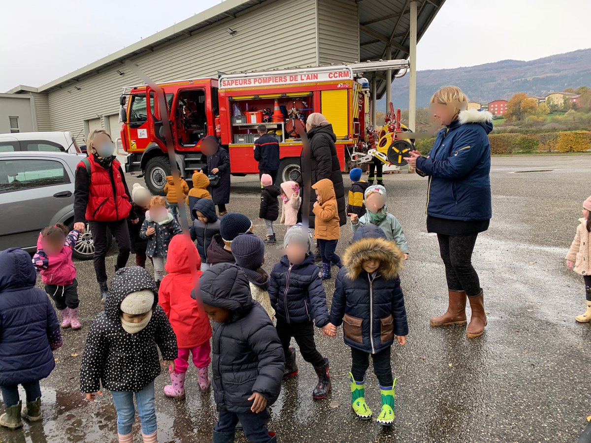 Première sortie pour la classe de PS : promenade automnale dans le Bois des Pesses et une rencontre improvisée avec les pompiers 🚒.
Nous y retournerons officiellement dans l’année pour une visite guidée de la caserne.