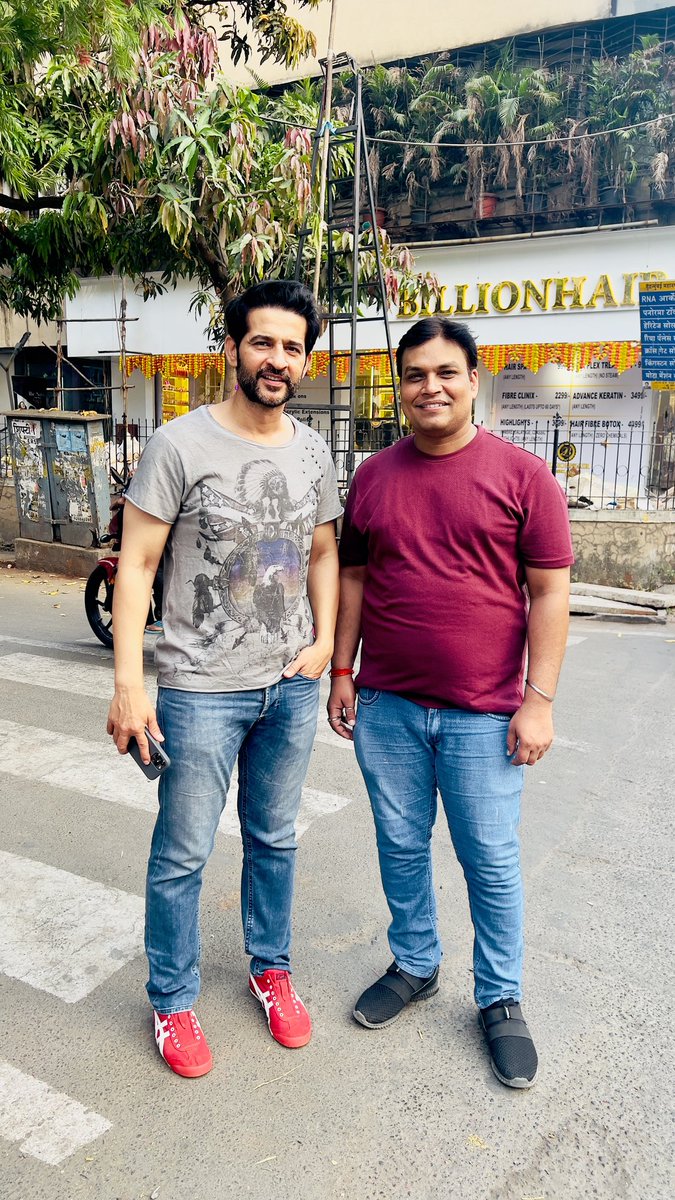 itsbobbykumar's tweet photo. Bobby kumar & Hiten Tejwani meet after long time in Lokhandwala
With Naveen Chaudhary Bobby Kumar
#HitenTejwani #treeding #BobbyKumar #actor #bollywoodstyle #100Mi #friendsforever #lokhandwalamarket https://t.co/R4ZYIr5aiX