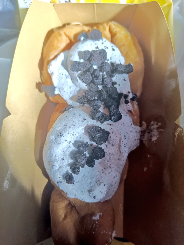 37f2182979514ff's tweet photo. ローソン
韓国風ドーナツ　クァペギ
クッキー&amp;クリーム

モギュッとした食感の米粉入りドーナツ
バタークリームのようにヘビーなクリーム
サクサクのクッキー

思っているより大きく重めの食べごたえなのでスイーツというより軽食にオススメ

お供に飲み物も忘れずに https://t.co/mlN961i4ub