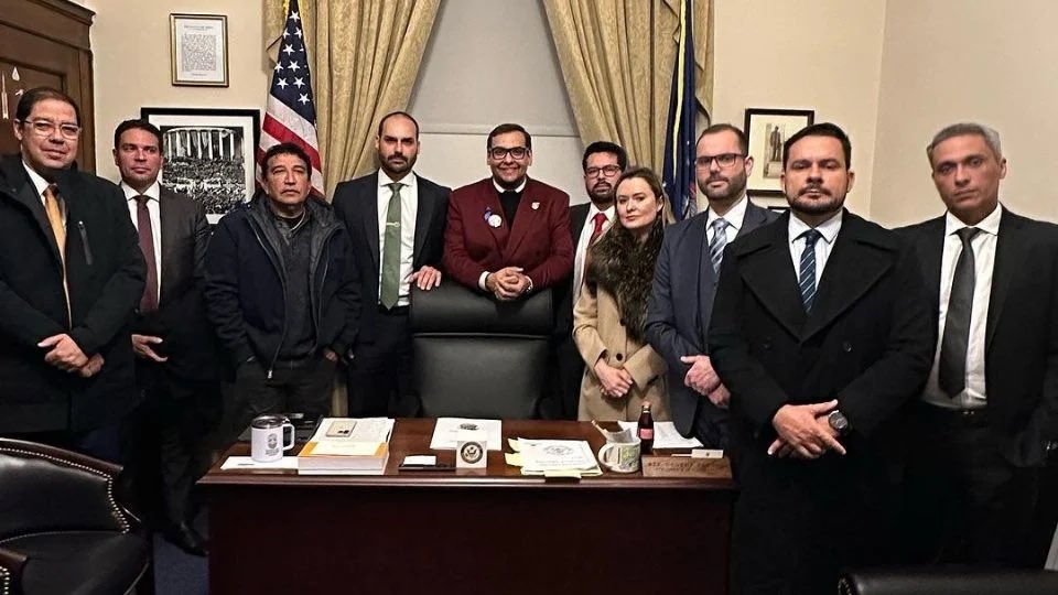 Bandido de estimação pode! 

Deputados e senadores bolsonaristas como Julia Zanatta, Jorge Seif, Gustavo Gayer, Eduardo Bolsonaro, Magno Malta, fizeram uma excursão para os EUA com NOSSO DINHEIRO, para tietar o DragQueen estelionatária de Extrema Direita, filho de brasileiros, +