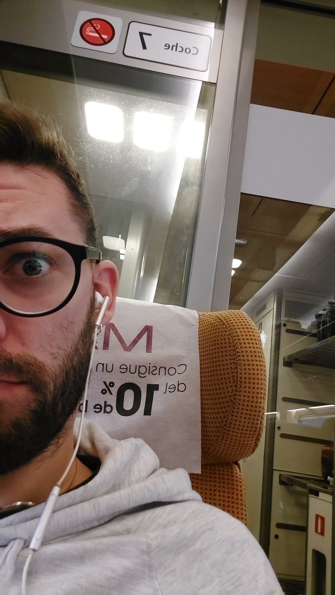 EmiOfTriana89's tweet image. ¿¿A quién le toca hoy viajar de Sevilla a Madrid, el día que todo Madrid está en Sevilla por los @LatinGRAMMYs?? 
Pues ahí va el nota con gafas a @ghoficial a defender a su oreja @Luitingo !!! 
#GHVIP16N #GHVIP