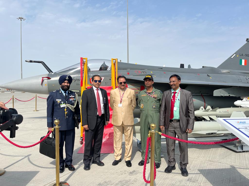 Visited the impressive display of our indigenous LCA Tejas and the formidable BrahMos supersonic missile at the Dubai Airshow. A testament to India's technological prowess in the global arena. #DubaiAirshow #IndianDefence 🚀🇮🇳