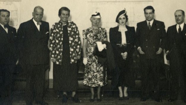 Un día como hoy pero de 1938, Alfonsina Storni, Gabriela Mistral y Juana de Ibarbourou, dieron una conferencia conjunta sobre el arte de escribir en el un salón del IAVA