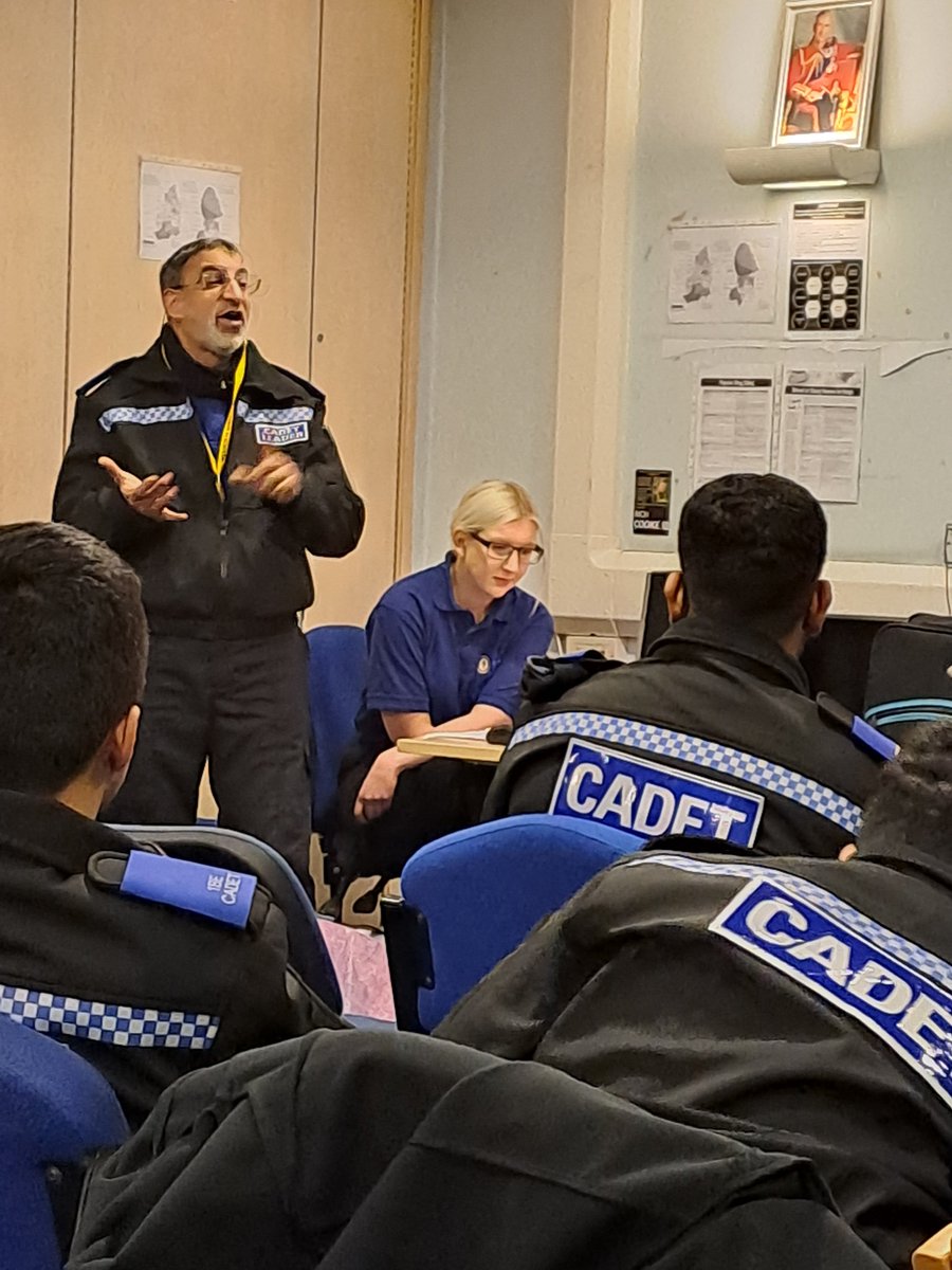 CadetsWMP's tweet photo. #1BE @StechfordWMP  @CadetsWMP are discussing reasons for carrying knives #KnifeorLife hearing more about @FearlessORG &amp; @CrimestoppersUK &amp; what we can do to saves lives by not carrying knives #OpSceptre https://t.co/0QAz5eHxzP