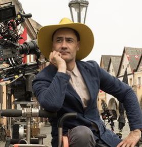 DiscussingFilm's tweet image. Taika Waititi says his STAR WARS movie “is gonna piss people off.”

“It will be… dramatic pause… a Taika Waititi film.”

(Source: @Variety)