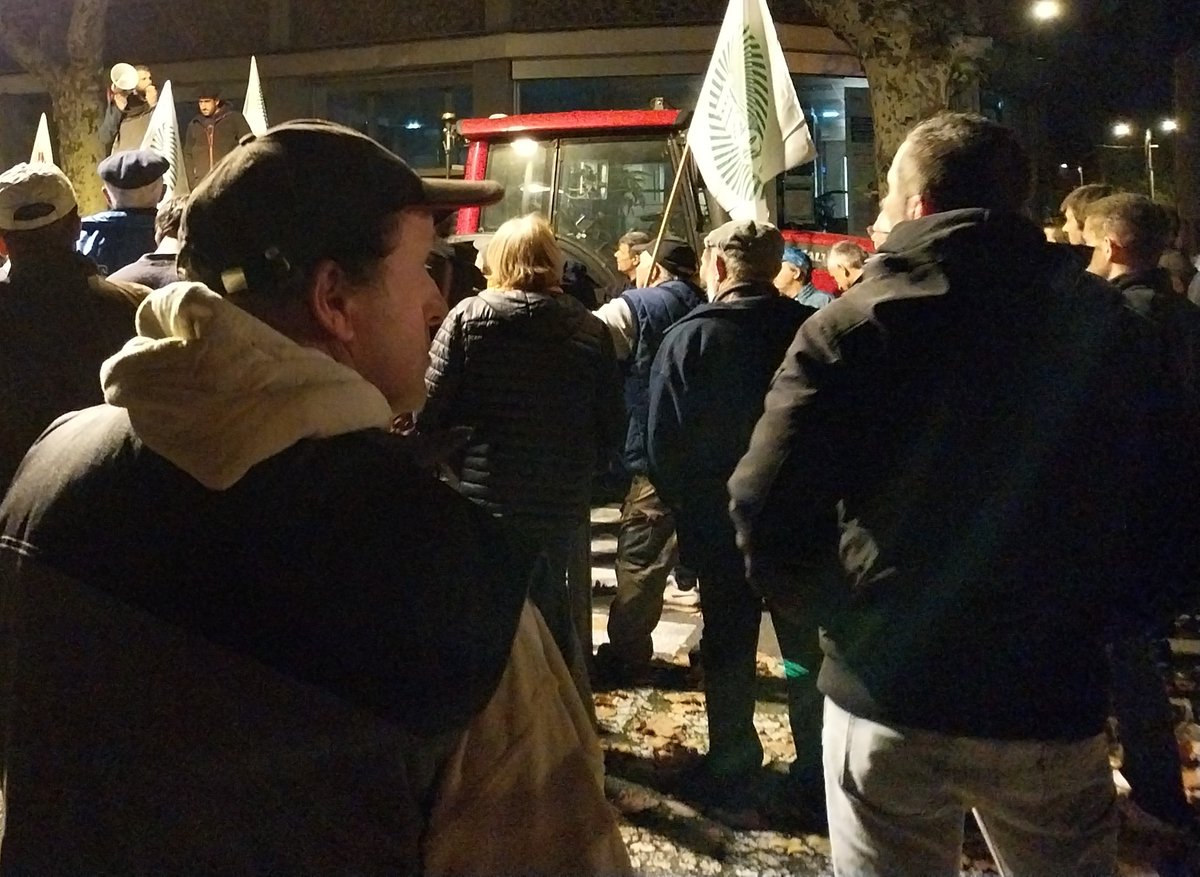 KarenSerres1's tweet image. Action syndicale FDSEA et JA dans le Lot devant la DDT.  Le trop plein des contraintes administratives pousse les agricultrices et agriculteurs à sortir le soir et murer l'entrée du bâtiment symboliquement.  @FNSEA #FNSEA