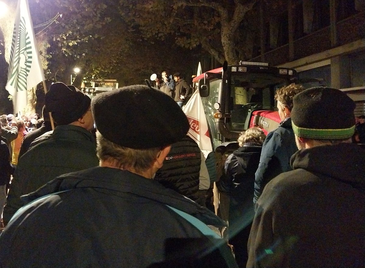 KarenSerres1's tweet image. Action syndicale FDSEA et JA dans le Lot devant la DDT.  Le trop plein des contraintes administratives pousse les agricultrices et agriculteurs à sortir le soir et murer l'entrée du bâtiment symboliquement.  @FNSEA #FNSEA