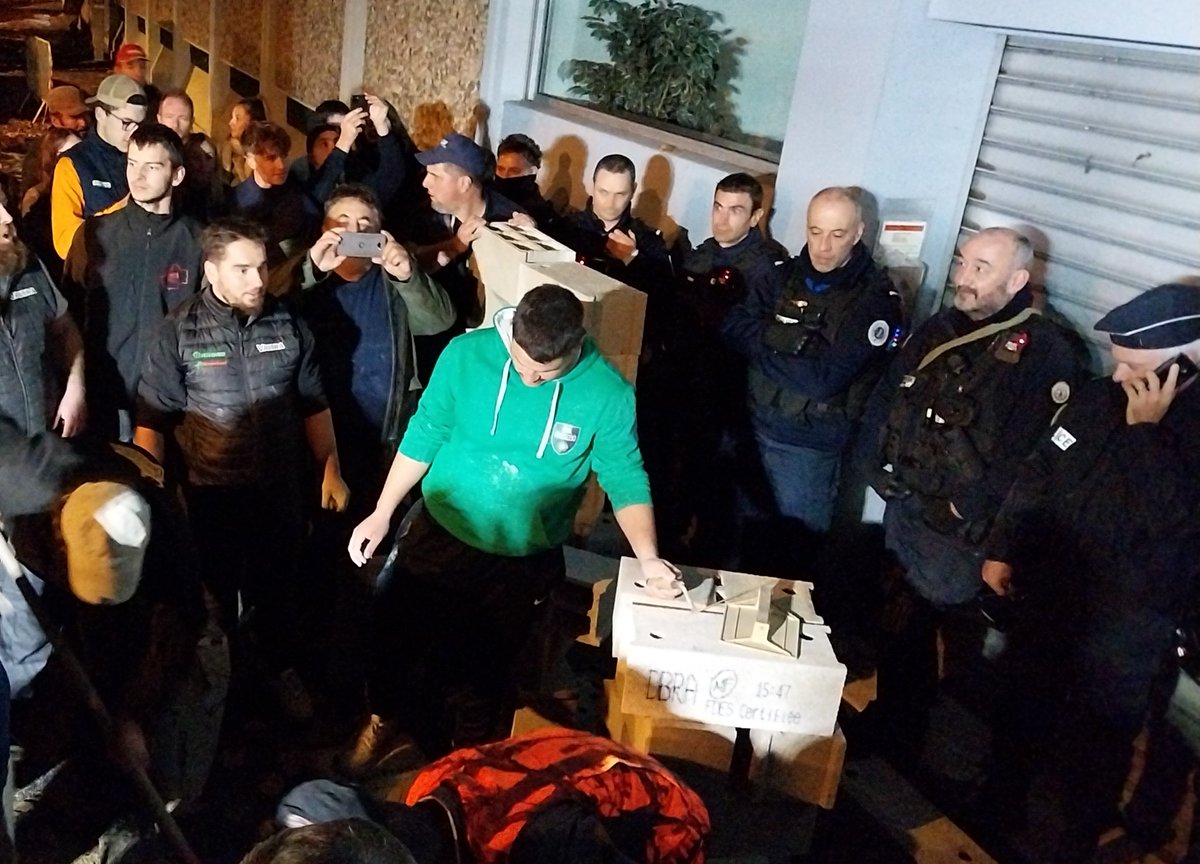 KarenSerres1's tweet image. Action syndicale FDSEA et JA dans le Lot devant la DDT.  Le trop plein des contraintes administratives pousse les agricultrices et agriculteurs à sortir le soir et murer l'entrée du bâtiment symboliquement.  @FNSEA #FNSEA