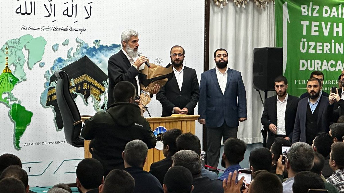 alparslankuytul's tweet photo. Hasbihal programının öncesinde Gaziantepli talebeleri Alparslan Kuytul Hocaefendi'ye çiçek takdiminde bulundular. https://t.co/39sIbLW9iw