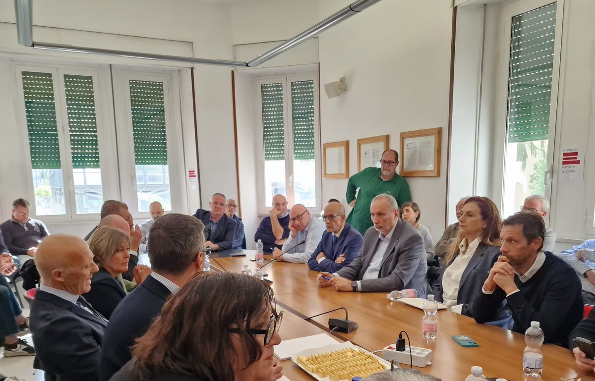 FitCisl's tweet photo. #16novembre #Trasportoaereo
 ✍️ Firmato oggi il #Rinnovo del #Contratto #handling aeroportuale. Un risultato positivo dopo più di 7 anni dall’ultimo rinnovo che segna un punto di inizio e non un punto di arrivo per migliorare il sistema.
🔍 Il comunicato https://t.co/LpYSbfN6b3 https://t.co/mzRzqysKU0