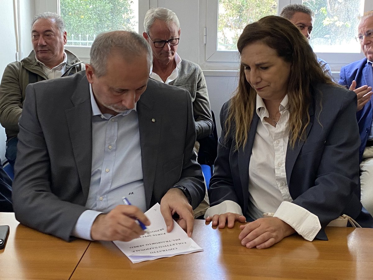 FitCisl's tweet photo. #16novembre #Trasportoaereo
 ✍️ Firmato oggi il #Rinnovo del #Contratto #handling aeroportuale. Un risultato positivo dopo più di 7 anni dall’ultimo rinnovo che segna un punto di inizio e non un punto di arrivo per migliorare il sistema.
🔍 Il comunicato https://t.co/LpYSbfN6b3 https://t.co/mzRzqysKU0
