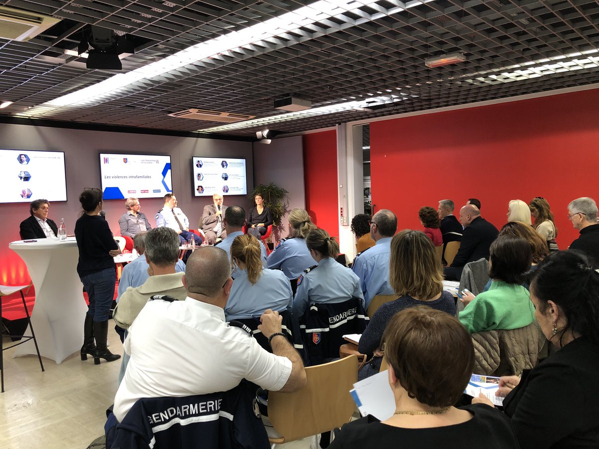 Les interventions de chacun de nos invités ont été très riches en informations utiles pour accompagner au mieux les victimes. C'est maintenant le moment des questions / réponses avec le public 

➡ Suivre en LIVE : youtube.com/@FondationGrou… 

#GendarmerieNationale #justice #vif