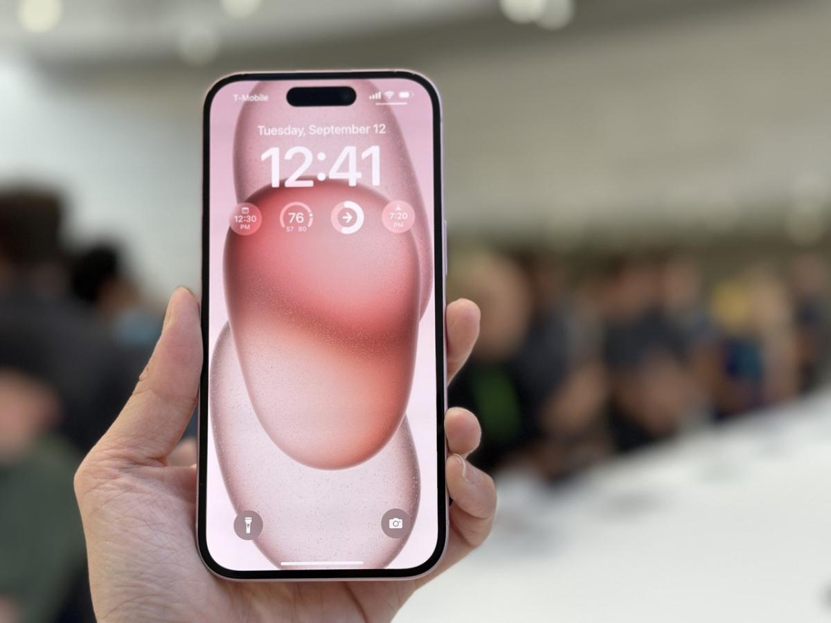 engadget's tweet photo. Apple will start supporting RCS in 2024 https://t.co/XpR25RdBVd https://t.co/zNtBxglE30