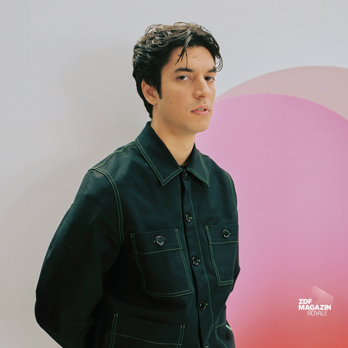 Aus dem verschlafenen Berlin ins angesagte Köln Bickendorf: Morgen ist Apsilon mit seinem Song „Baba“ bei #MachMaLauter. Und er kommt nicht allein …