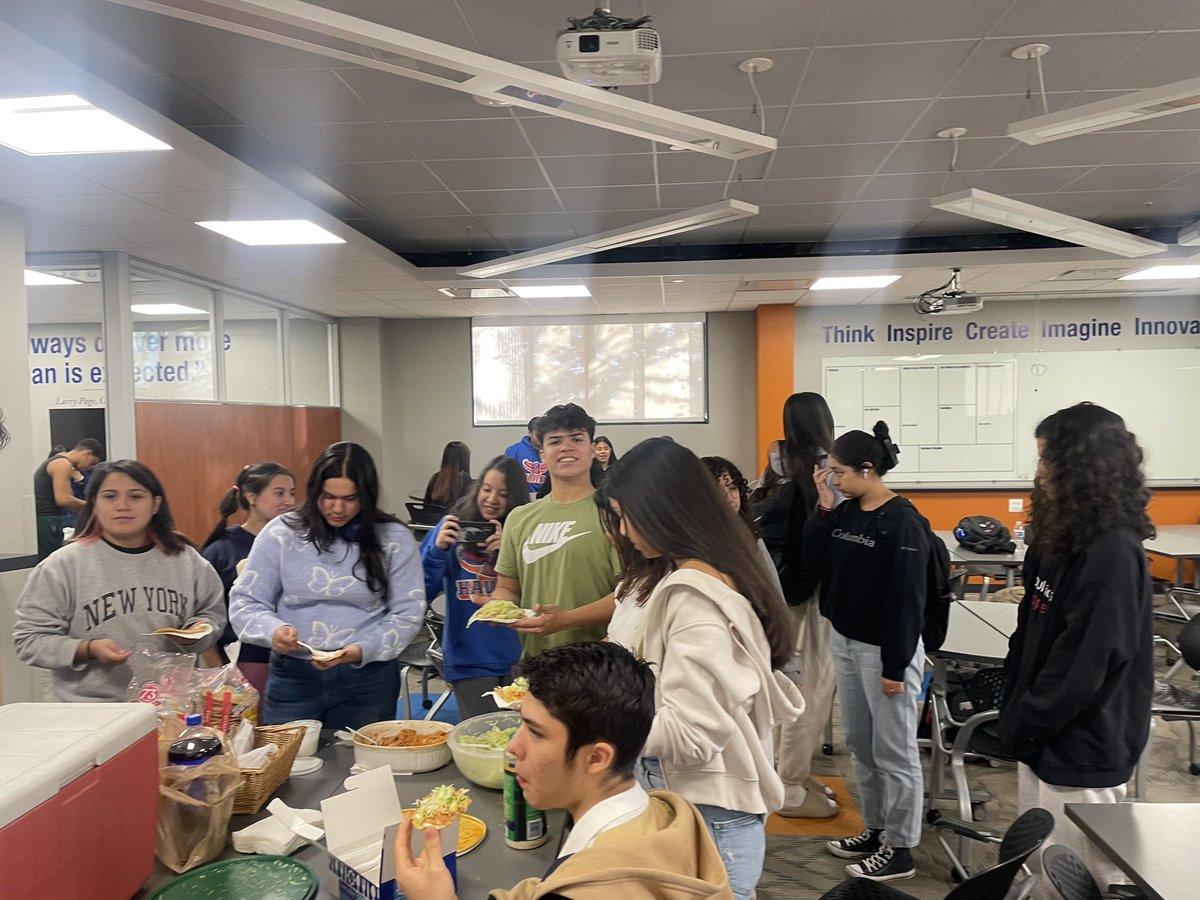 HEHSspanish's tweet photo. Friendsgiving in Spanish Club! #Friendsgiving  #hehshawks https://t.co/utpToo4E97