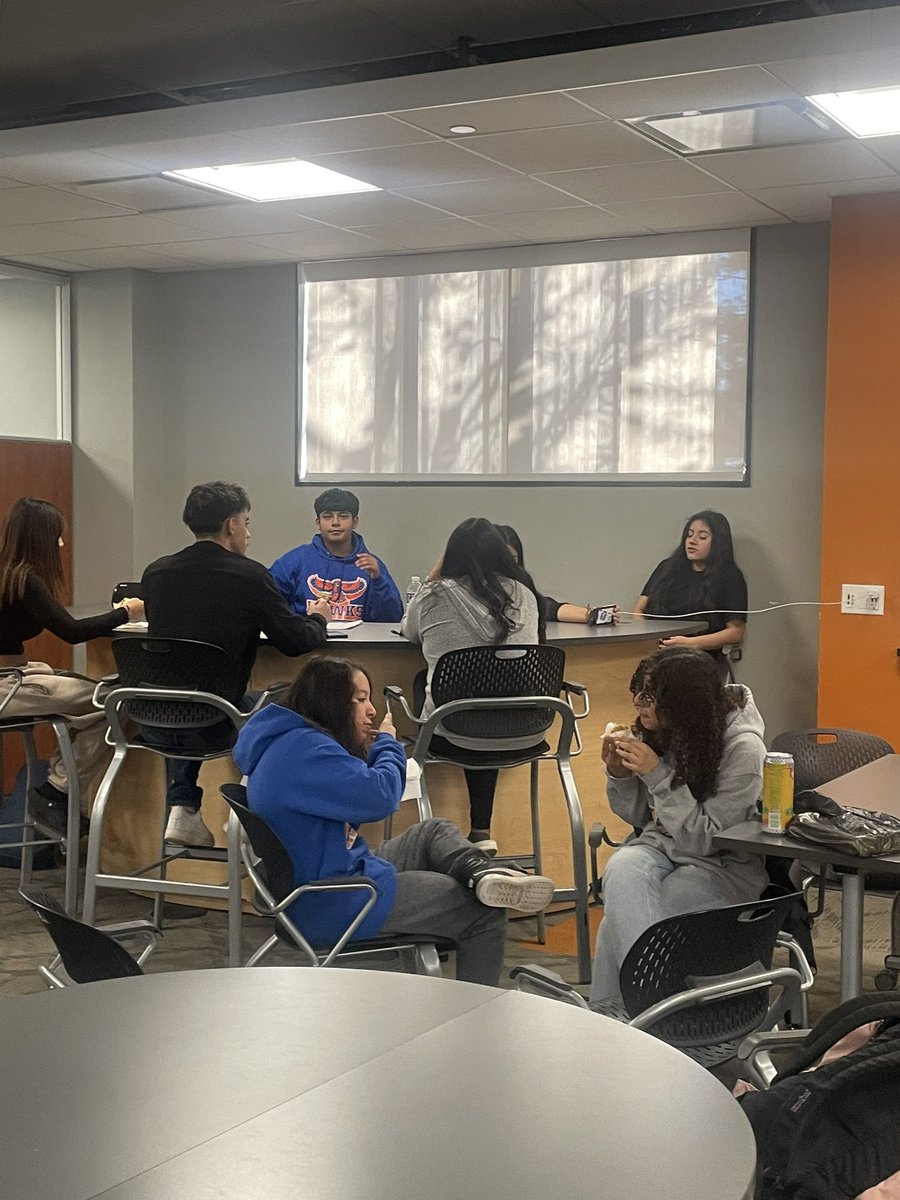 HEHSspanish's tweet photo. Friendsgiving in Spanish Club! #Friendsgiving  #hehshawks https://t.co/utpToo4E97