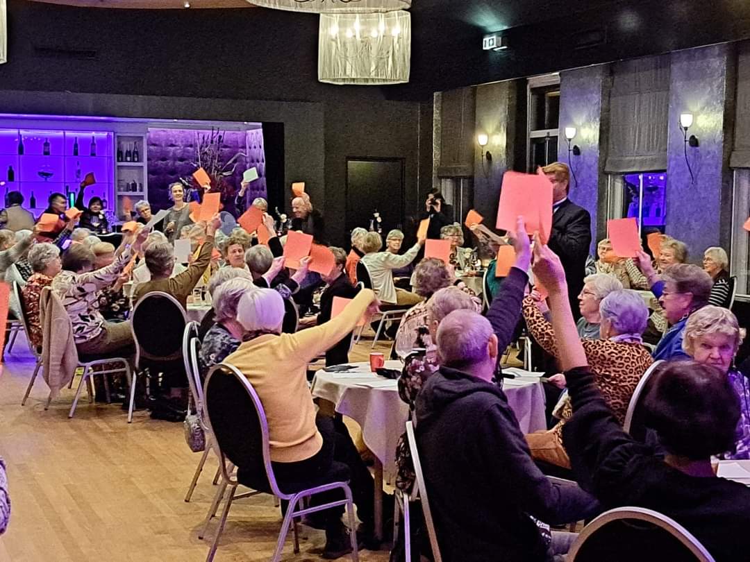 Welzijn_MD's tweet photo. Op 8-11 heeft onze jaarlijkse bedankdag plaatsgevonden. Dit keer in Trefpunt Maasland. Eén en al gezelligheid met Peet Vermeulen van #verbaproduktie. En als kers op de taart een uitstekend Italiaans buffet, smullen maar!
Bedankt SWMD Vrijwilligers! Jullie toppers! #middendelfland https://t.co/xswWXLSuEQ