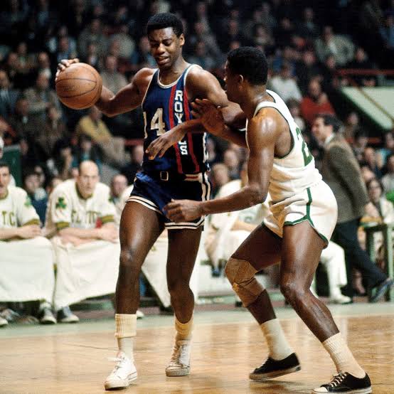 Mwaka 1974, Guard wa Milwaukee Bucks kwa wakati huo, Oscar Robertson alitangaza kustaafu mchezo wa  basketball.
Yeye kustaafu haikua shida,shida ni zile statistics alizoziacha ziliibua minong'ono mingi na wengi wakisema Dunia imeachiwa task ngumu sna ambayo haitotimizwa milele😑
