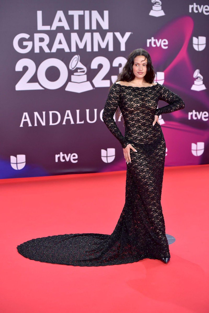 PopCulture2000s's tweet photo. oh la rosalia!! #LatinGrammy https://t.co/Zrc4EH9NzJ