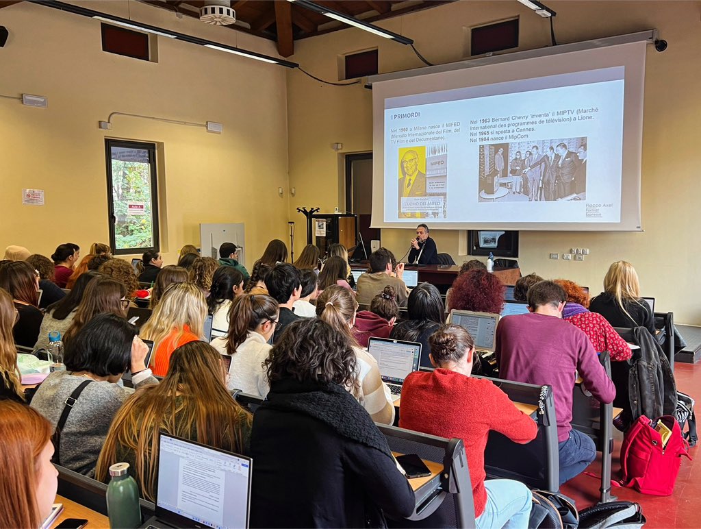 luca_barra's tweet image. Oggi al corso di Culture della produzione televisiva era ospite Axel Fiacco. E si è parlato di mercati, format e trend dell’intrattenimento. #incom :)