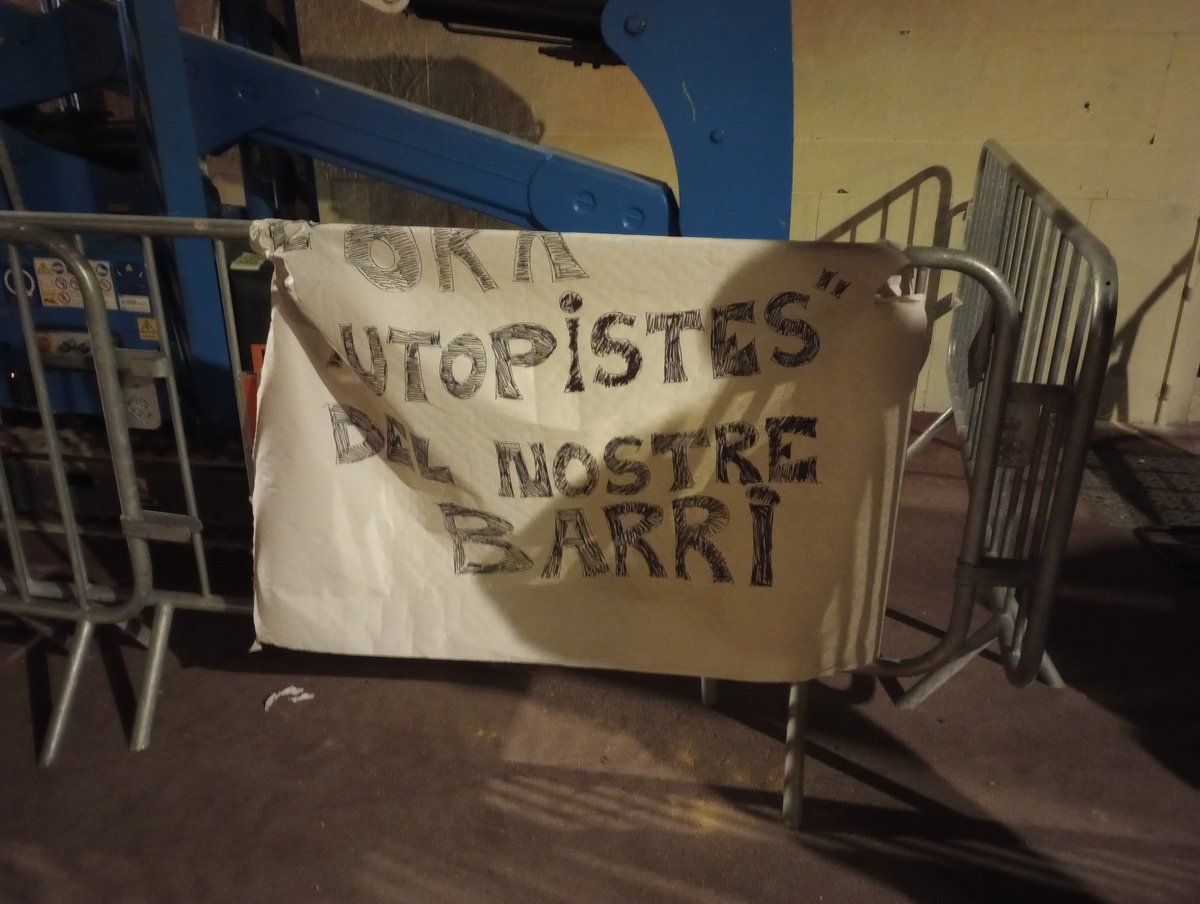 CUPGracia's tweet photo. Avui som a la reunió de veïnes del c/Llibertat afectades pels canvis de mobilitat al barri per la reforma #Abaceria 

Veïnes enfadades, bon moment per anar més enllà i parlar sobre quin barri (i quin mercat) volem #XupXup #Gentrificació https://t.co/fgwkbNf6b0