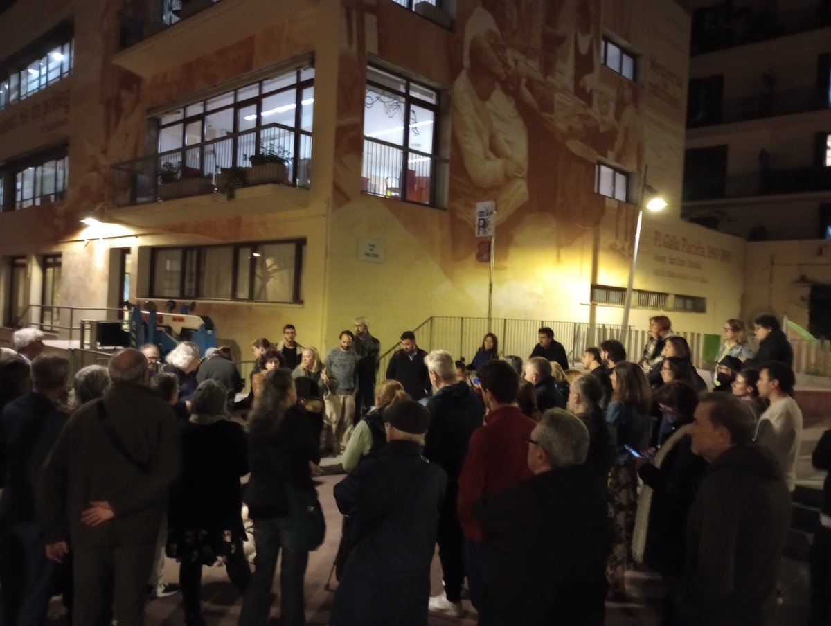 CUPGracia's tweet photo. Avui som a la reunió de veïnes del c/Llibertat afectades pels canvis de mobilitat al barri per la reforma #Abaceria 

Veïnes enfadades, bon moment per anar més enllà i parlar sobre quin barri (i quin mercat) volem #XupXup #Gentrificació https://t.co/fgwkbNf6b0