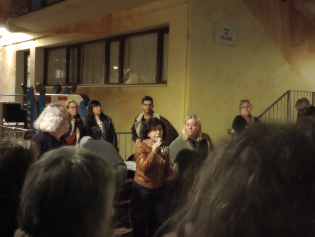 CUPGracia's tweet photo. Avui som a la reunió de veïnes del c/Llibertat afectades pels canvis de mobilitat al barri per la reforma #Abaceria 

Veïnes enfadades, bon moment per anar més enllà i parlar sobre quin barri (i quin mercat) volem #XupXup #Gentrificació https://t.co/fgwkbNf6b0